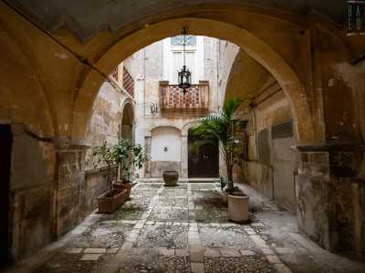 Accediamo quindi nell�androne interno che presenta un pavimento in pietra calcarea a mosaici quadrangolari di breccia di fiume